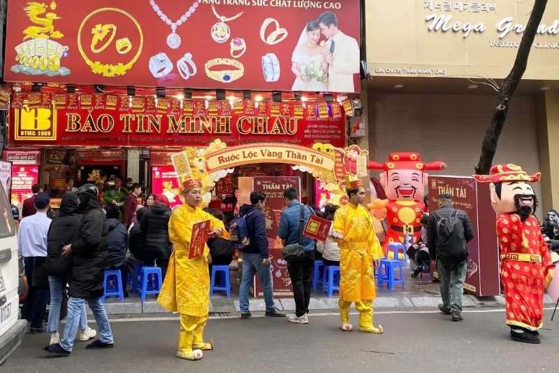 Mua v&agrave;ng cầu may